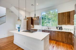 4 Story Modern Home Sleeps 10 - DT Views! - Houston - 4