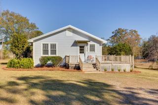 Quiet Grove Hill Cottage with Wraparound Deck! - Grove Hill - 9