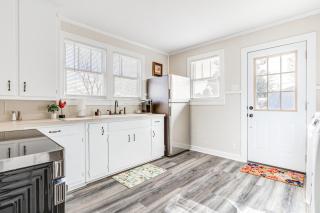 Quiet Grove Hill Cottage with Wraparound Deck! - Grove Hill - 1