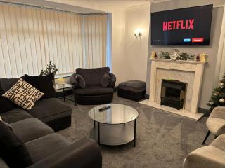 Cozy 3 Bed Home in Halifax with Secure Parking - Long & short stays welcome! - Halifax - 2