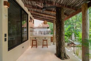 Casa Uh - Francisco Uh May - 1