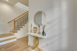 Houston Retreat w/ Balcony, 1 Mi to Toyota Center! - 3
