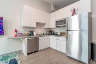 McCormick 2br/2ba Oasis with Optional Parking, Patio, Gym for up to 6 guests - Chicago - 1