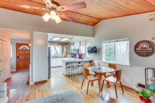 Mid-Century Mod Cottage, Steps to Lake Gregory! - Crestline - 5