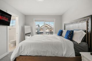 Extra Large House with AC, Free Banff Access, Sleep 12, BBQ, 4 Bedrooms & 2 Sleeper Sofa Beds - Airdrie - 0