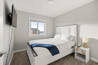 Extra Large House with AC, Banff Access, Sleep 12, BBQ, 4 Bedrooms & 2 Sleeper Sofa Beds - 2