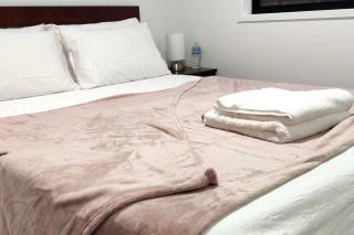 BAYWATER RETREAT- WALK TO WATER - QUIET STREET - CENTRAL TO BRISBANE CITY GOLD COAST AND SUNSHINE COASt! - 1
