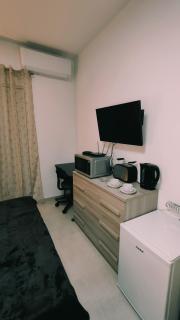 Fairwinds - Double Room with Ensuite - Luqa Airport - Self Check In & Out available - Luqa - 9