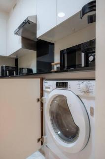 J One Brand New Studio Apartment - Dubai - 1