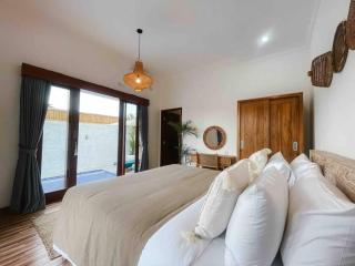 Sunny 3BR Retreat-Coastal Charm - Canggu - 9