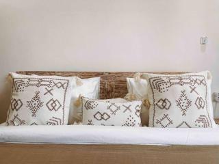 Sunny 3BR Retreat-Coastal Charm - Canggu - 7