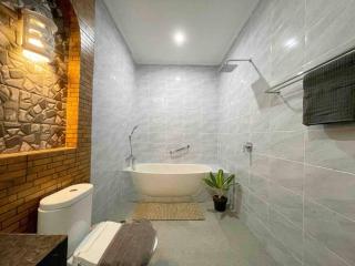 Sunny 3BR Retreat-Coastal Charm - Canggu - 4