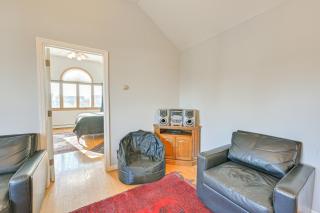 Cozy Levittown Apartment: Full Kitchen + Smart TV! - 6
