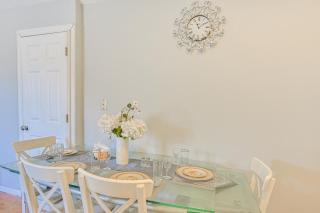 Cozy Levittown Apartment Full Kitchen and Smart TV! - - 1