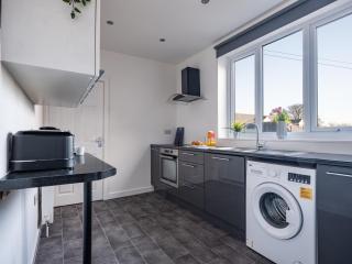 HUGE 3Bed Home, FREE PARKING & WIFI Nr Tynemouth - North Shields - 4