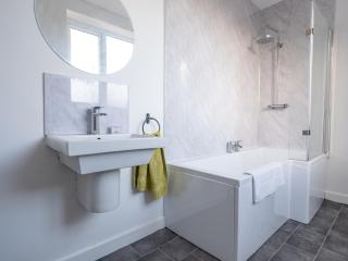 HUGE 3Bed Home, FREE PARKING & WIFI Nr Tynemouth - North Shields - 5