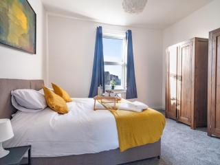 HUGE 3Bed Home, FREE PARKING & WIFI Nr Tynemouth - North Shields - 9