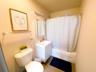 McCormick 2br/2ba Oasis with Optional Parking, Patio, Gym for up to 6 guests - Chicago - 2