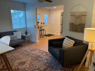 Newly renovated, modern and cosy one bedroom condo with full kitchen and lounge - Redding - 6