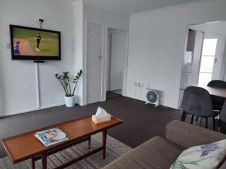 Nesting In Hamilton East - Hamilton - 9
