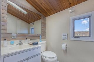 Quiet and Cozy Lakefront Home Near Mt Boyne - 8