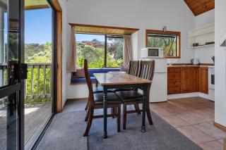 Macrocarpa Cottage - Cable Bay Holiday Home - Cable Bay - 2