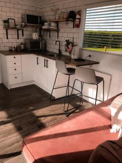 Rustling Oaks NZ Tropical Tiny House - 5