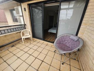 Book a Room with a view for your stay with shared bathroom laundry kitchen and living area - Guildford - 9