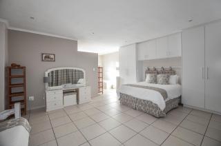 9 on Dolfyn - Yzerfontein - 5