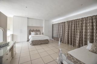 9 on Dolfyn - Yzerfontein - 6