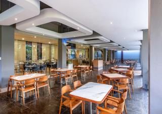 Oakwood Hotel & Apartments Taman Mini Jakarta - 5