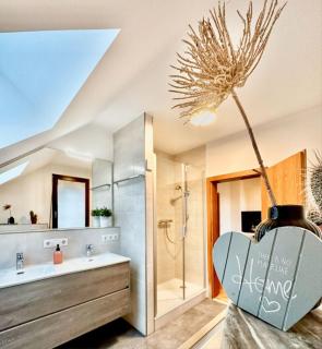 Salí Homes K39 Monte-Carlo -Spacious 6-Bedroom Apartment with Terrace and Garden Views in Bayreuth Ideal for Groups - Bayreuth - 2