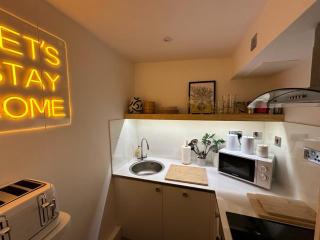 Town Centre Apartment with Hot Tub - Cheltenham - 9