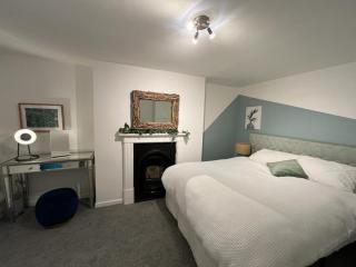 Town Centre Apartment with Hot Tub - Cheltenham - 4