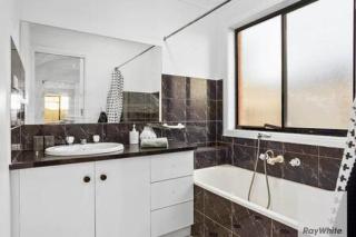 Airport Proximity 5BR Haven - 1