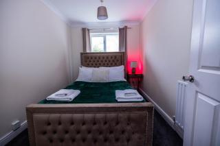 Sleeps8-KingBeds-SofaBed-Garden-AirCon-FreeParking - 1