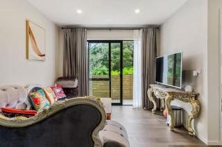 Grand Retreat with spa, sauna & parking - Auckland - 1