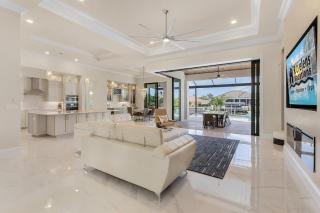 Luxury and Opulence - Gulf Access, Heated Pool & Spa, Custom Outdoor Kitchen - Villa Sunseeker - Cape Coral - 2