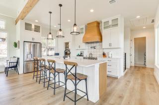 Walk to Beach Farmhouse with Lake Travis Views! - Point Venture - 4