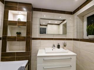 6 Guests * 4 Bedroom * Free Wi-Fi *Huntingdon - Huntingdon - 2