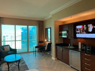 SIGNATURE MGM TOP 38th FLOOR PENTHOUSE, BEST DELUXE BALONY STRIP VIEW SUITE, NO RESORT FEE, FREE VALET, SHORTEST WALK 2 MGM - Las Vegas - 5