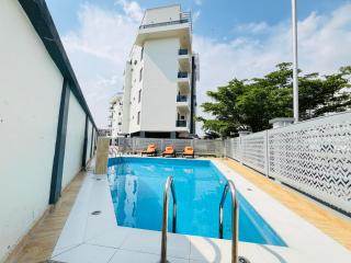 Luxury 2-Bed in Lekki Phase 1 - Pool, Gym & Stunning Views - Lekki - 9