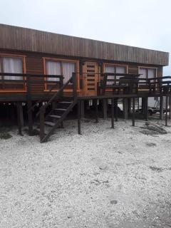 CABAÑA LA CASONA, salón, comedor y cocina amplia, con baño en la habitación y uno adicional, se alcanzan a ver las islas y el mar - 0