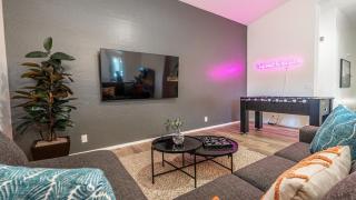 Stylish N Scottdsdale 4 bdrm With Sparkling Pool and Games Galore - Phoenix - 0