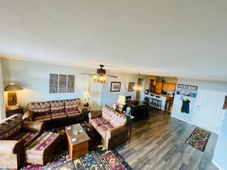 Bucket List Views Sugar Mountain Private Condo - 2bed, 2bath, Sleeps 6, Panoramic Views of Mountains from Large Deck, Short Drive to Shopping, Restaurants, Cafes & Banner Elk Town - Sugar Mountain - 7