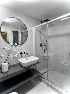 NEW Modern Large Apartment in New Town 3BDR - Prague - 9