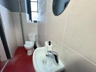 Modern 3-Bed Haven in West Midlands! - 7