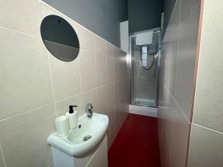 Modern 3-Bed Haven in West Midlands! - 3