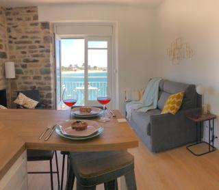 RÉF 236 - LARMOR-PLAGE type 2 avec 3 balcons pleine vue mer et au pied du centre - 2