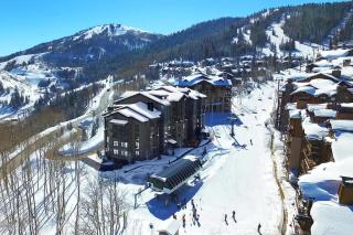 Ski in Ski Out Luxury at Empire Residences, PRIVATE HOT TUB, Onsite Ski Beach and Firepits - Park City - 9